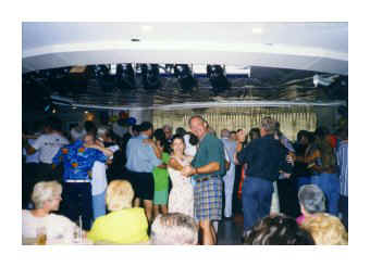 maureen and gary dancing.jpg (20369 bytes)
